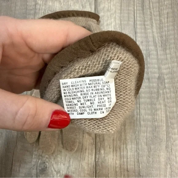 Chic Brown and Beige Cashmere Gloves - Picture 5 of 5